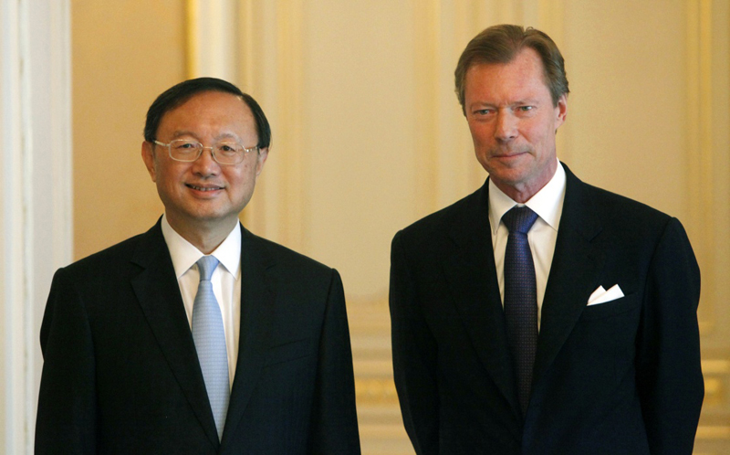 4月15日，盧森堡大公亨利（右）會見正在盧森堡訪問的中國國務委員楊潔篪。新華社記者 王曉郡 攝
