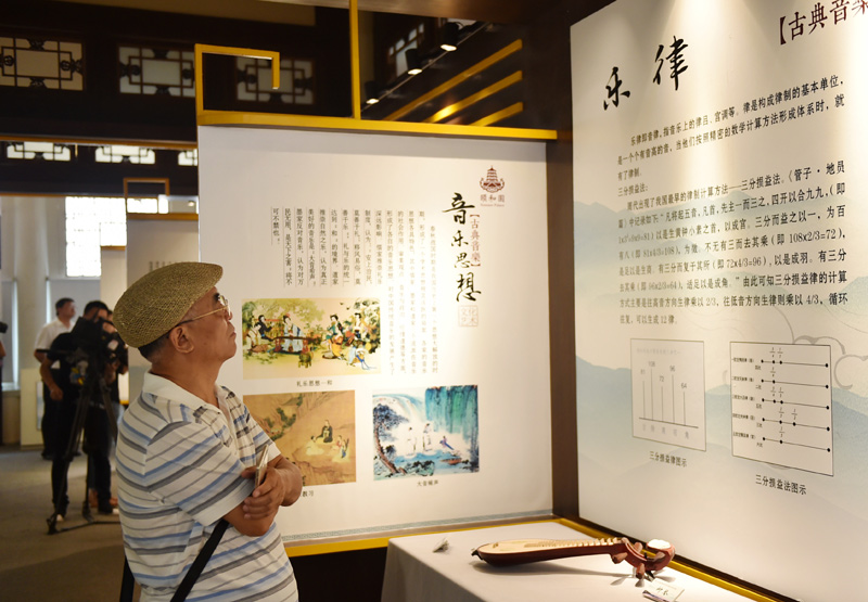 5月28日，游客在參觀古典樂器展覽。